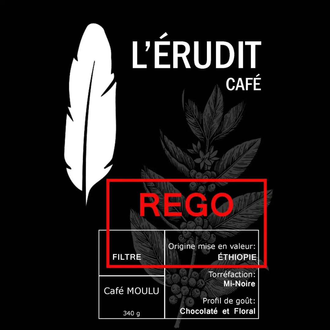 Étiquette de café L’Érudit Café - REGO. Fond noir avec une plume blanche stylisée et un dessin de plante de café en arrière-plan. Le nom ‘REGO’ est mis en avant dans un encadré rouge.
