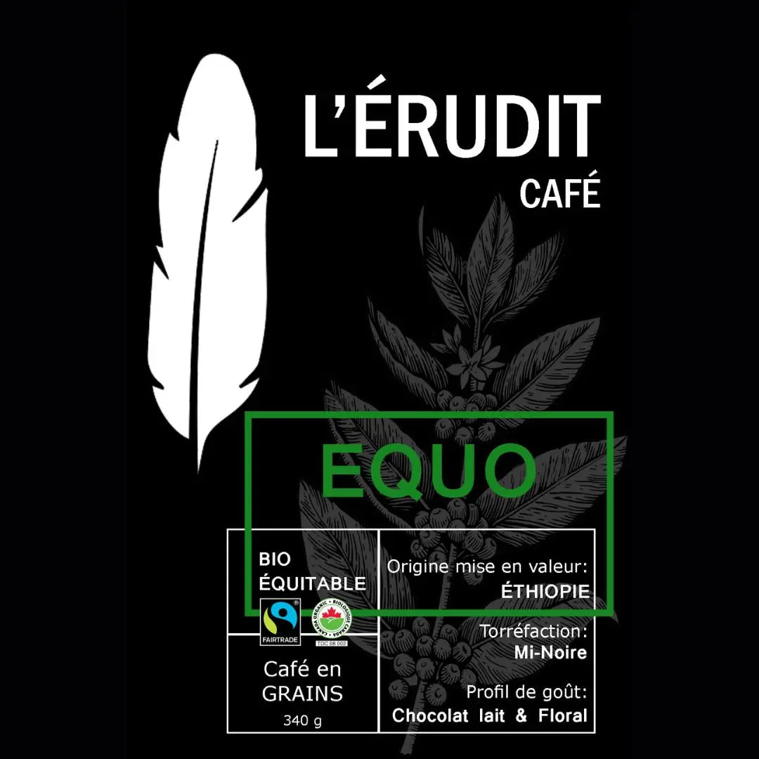 Étiquette de café L’Érudit Café - EQUO. Fond noir avec une plume blanche stylisée et un dessin de plante de café en arrière-plan. Le nom ‘EQUO’ est mis en avant dans un encadré vert.