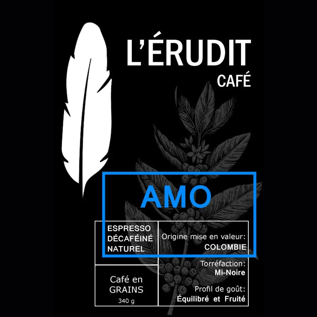 Étiquette de café L’Érudit Café - AMO. Fond noir avec une plume blanche stylisée et un dessin de plante de café en arrière-plan. Le nom ‘AMO’ est mis en avant dans un encadré bleu.