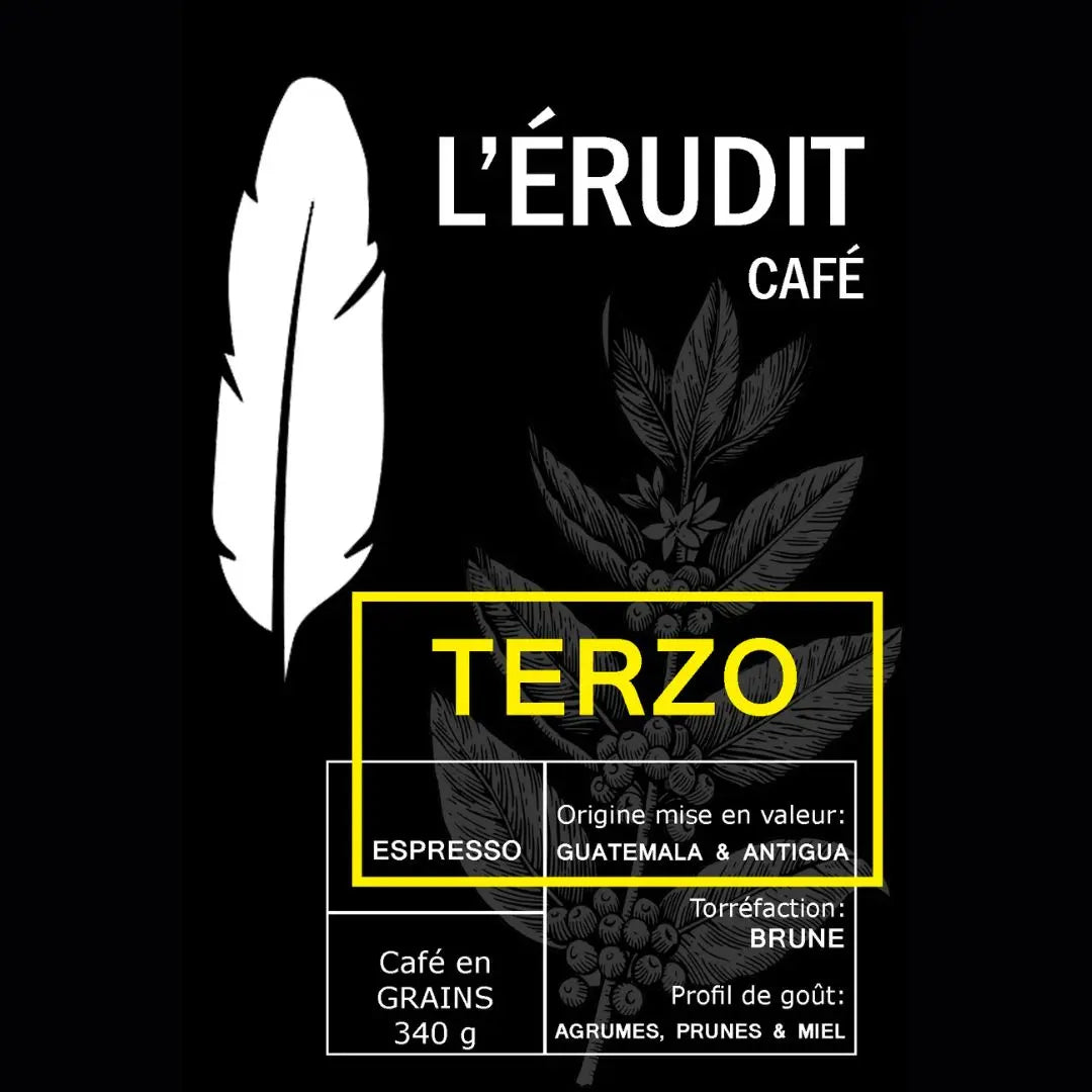 Étiquette de café L’Érudit Café - TERZO. Fond noir avec une plume blanche stylisée et un dessin de plante de café en arrière-plan. Le nom ‘TERZO’ est mis en avant dans un encadré jaune.